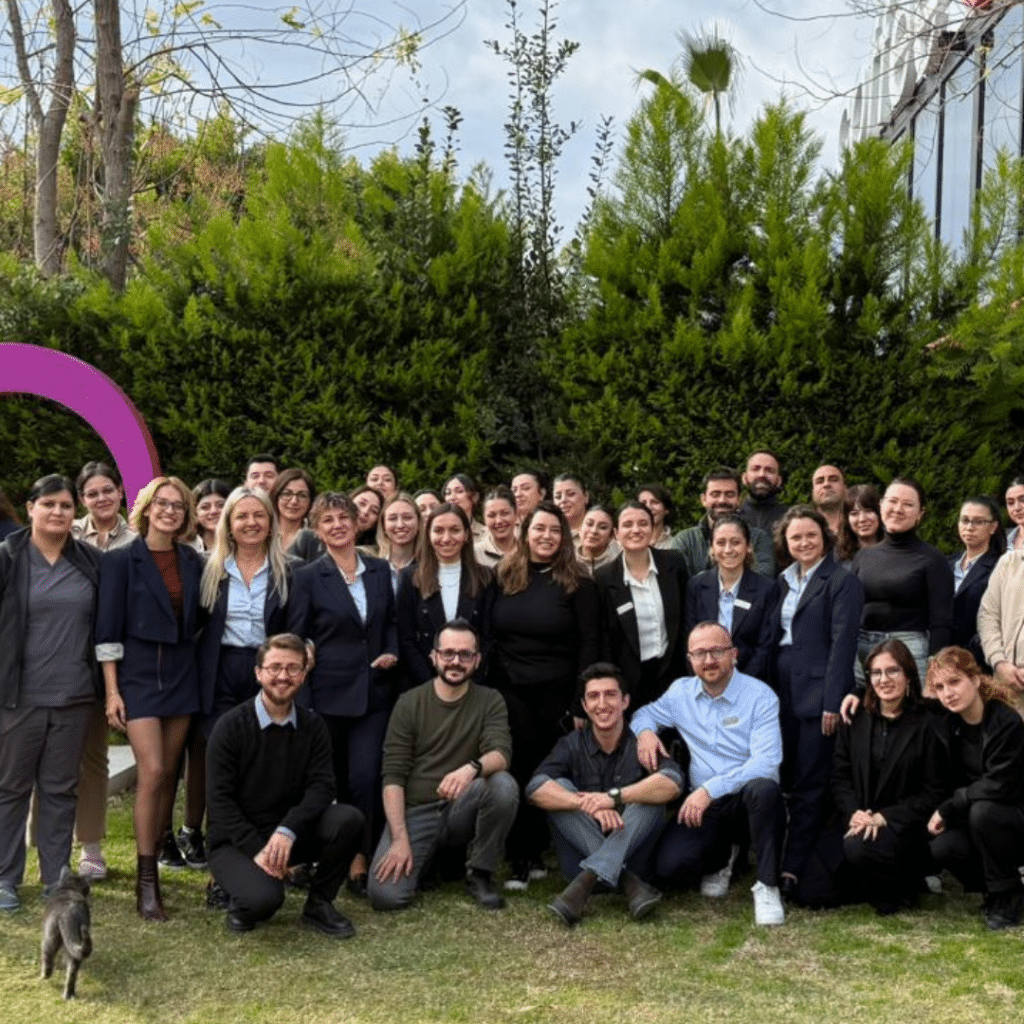 1 tam gün süren sağlık sektöründe empati ve iletişim becerileri merkeze alınan atölyede takım çalışması ve çeşitli aktiviteler